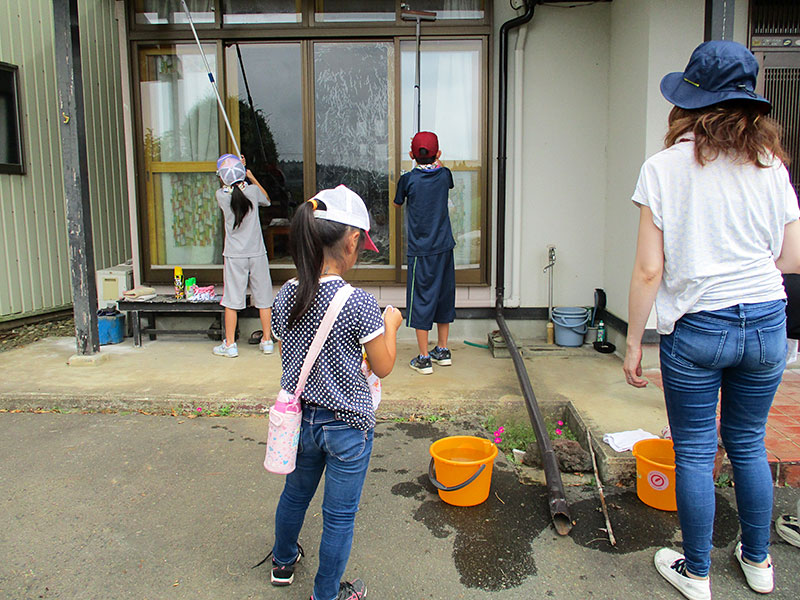 写真　中学生による清掃ボランティアの様子