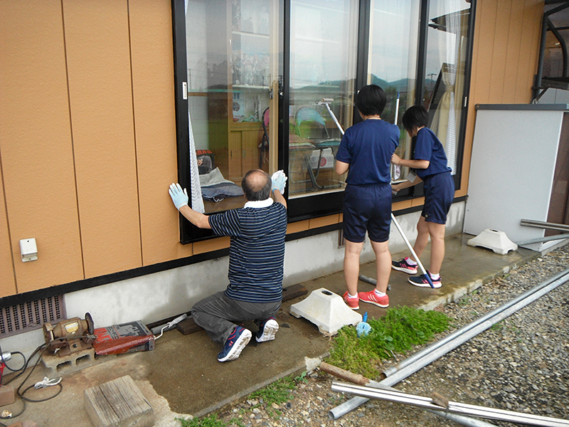 写真　中学生による清掃ボランティアの様子